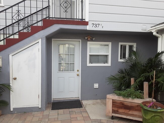 737 W 19th St, Unit 3