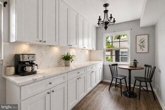 4194 Pleasant Meadow Ct in Chantilly, VA - Building Photo - Building Photo