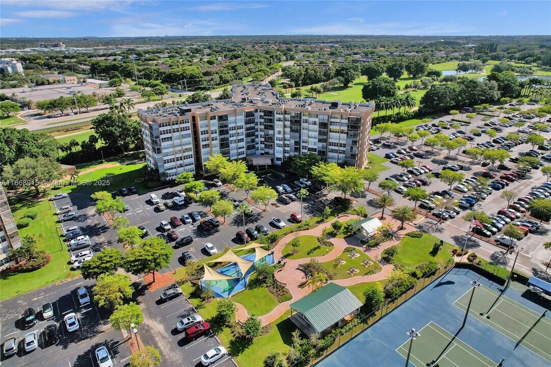 1100 St Charles Pl in Pembroke Pines, FL - Building Photo