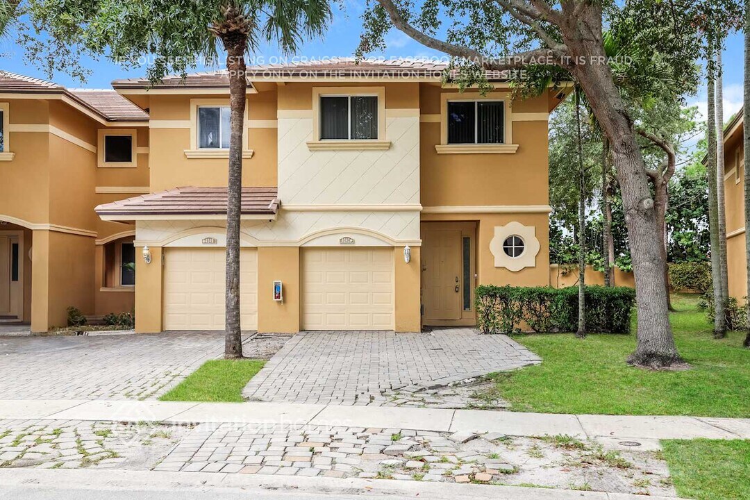 4343 Berkshire Wharf Dr in Lake Worth Beach, FL - Building Photo
