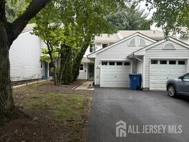 81 Woodmere Dr in Sayreville, NJ - Building Photo