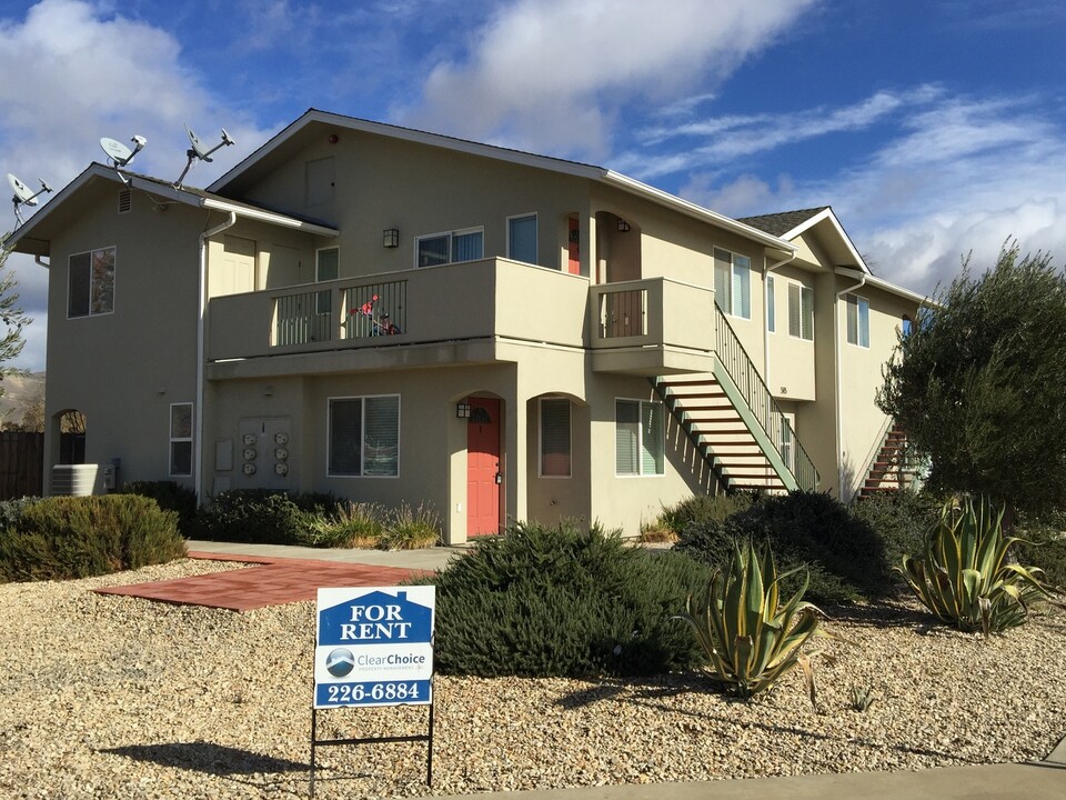 505 1st St in San Miguel, CA - Building Photo