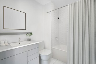 40 Centre St, Unit 205 in Brookline, MA - Foto de edificio - Building Photo