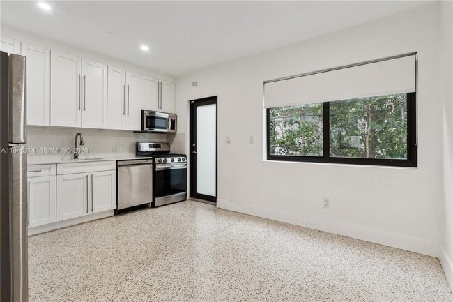 8020 Crespi Blvd in Miami Beach, FL - Building Photo - Building Photo