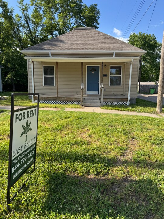 311 E 2nd St in Ottawa, KS - Building Photo