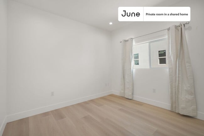 Private bedroom in 5 bed/5 bath Home in Los Angeles, CA - Building Photo - Building Photo
