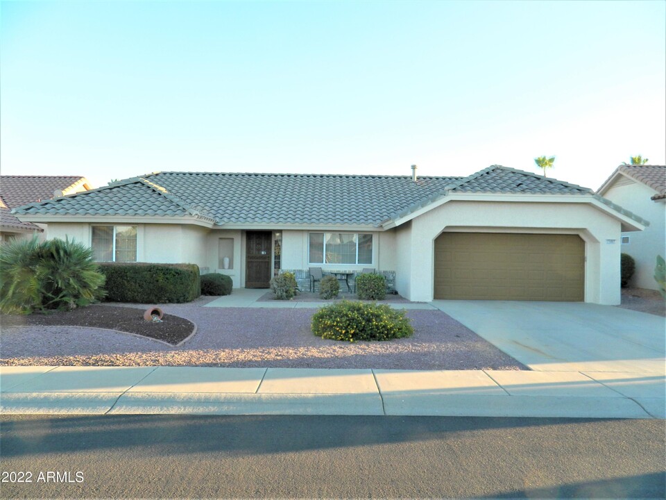 15007 W White Horse Dr in Sun City West, AZ - Foto de edificio