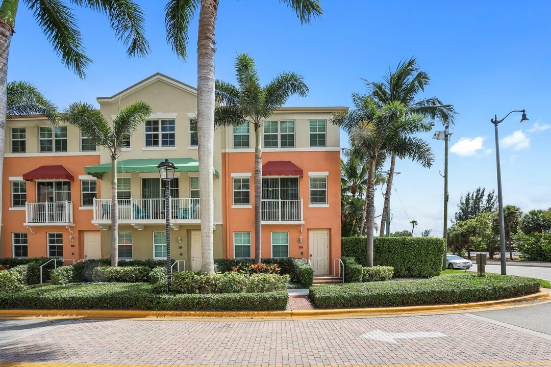 106 Moorings Dr in Lantana, FL - Building Photo