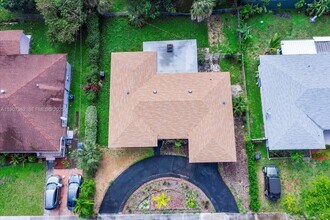 1060 NE 166th St in North Miami Beach, FL - Building Photo - Building Photo