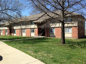 Oaks at Canterbury in Ottawa, KS - Building Photo - Building Photo