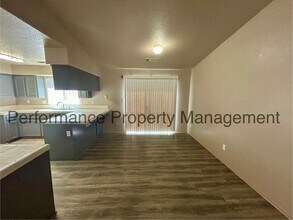 814 Encanto Way in Delano, CA - Building Photo - Building Photo
