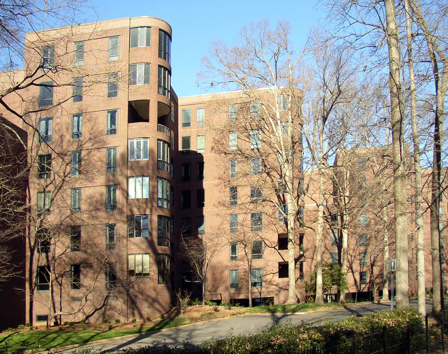 Queens Oaks in Charlotte, NC - Building Photo