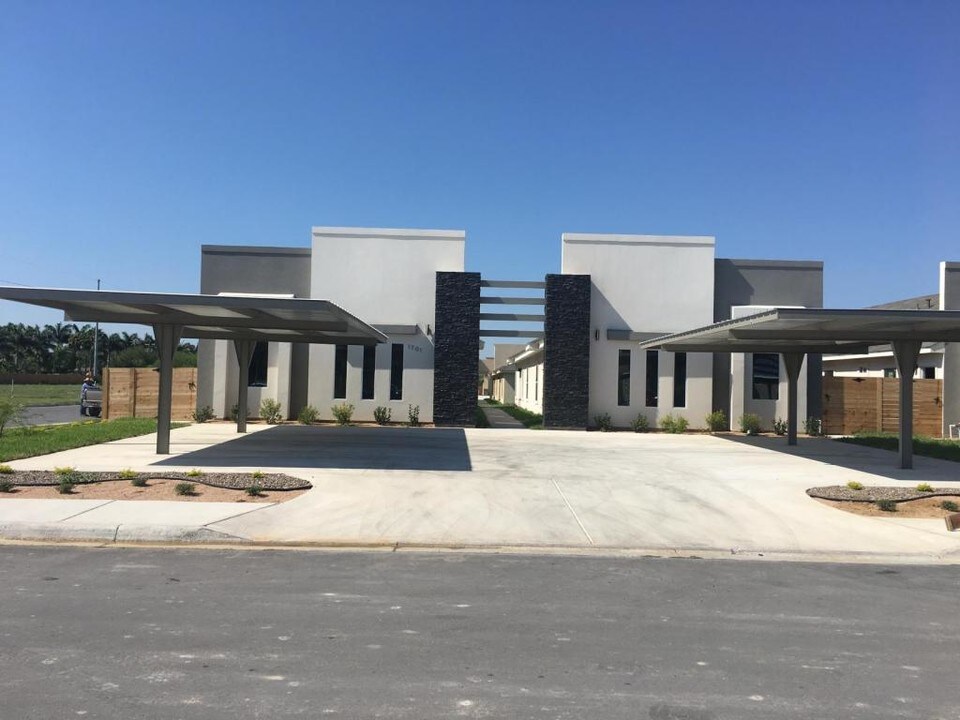 3109 Javalina Ave-Unit -3 in Edinburg, TX - Foto de edificio