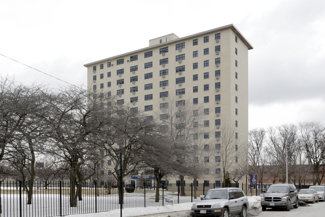 Long Life Apartments in Chicago, IL - Building Photo