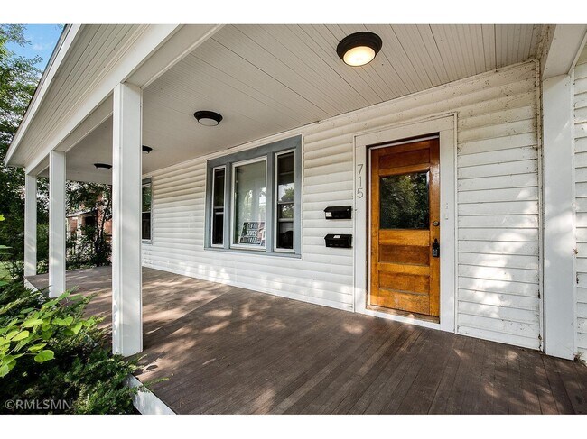 715 6th Ave SE, Unit Upper in Minneapolis, MN - Building Photo - Building Photo