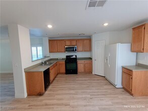 674 Iron Bridge St in Las Vegas, NV - Building Photo - Building Photo