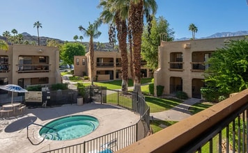 5300 E Waverly Dr, Unit J14 in Palm Springs, CA - Building Photo - Building Photo