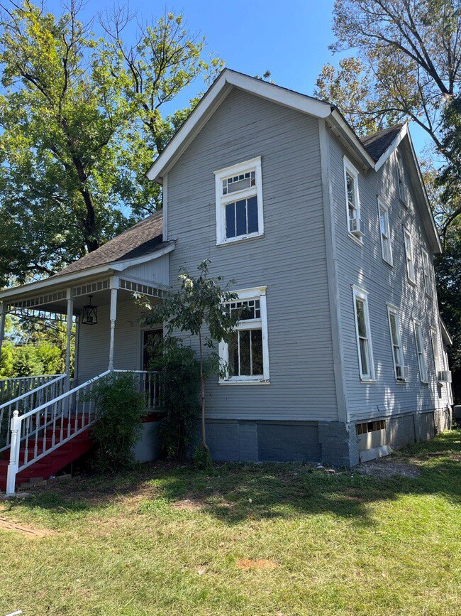property at 601 S Fredonia St