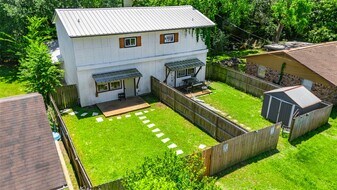 201-A W Mink St in Willis, TX - Building Photo