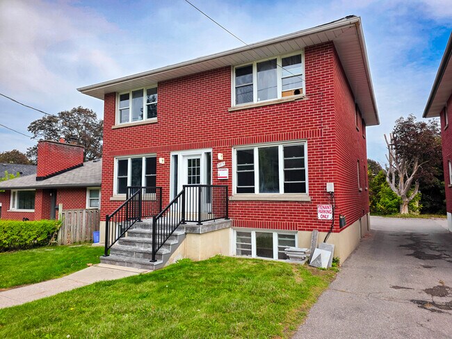 385 Mary St N in Oshawa, ON - Building Photo - Building Photo