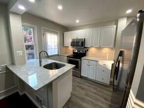 5704 Fenwick Dr in Alexandria, VA - Foto de edificio - Building Photo