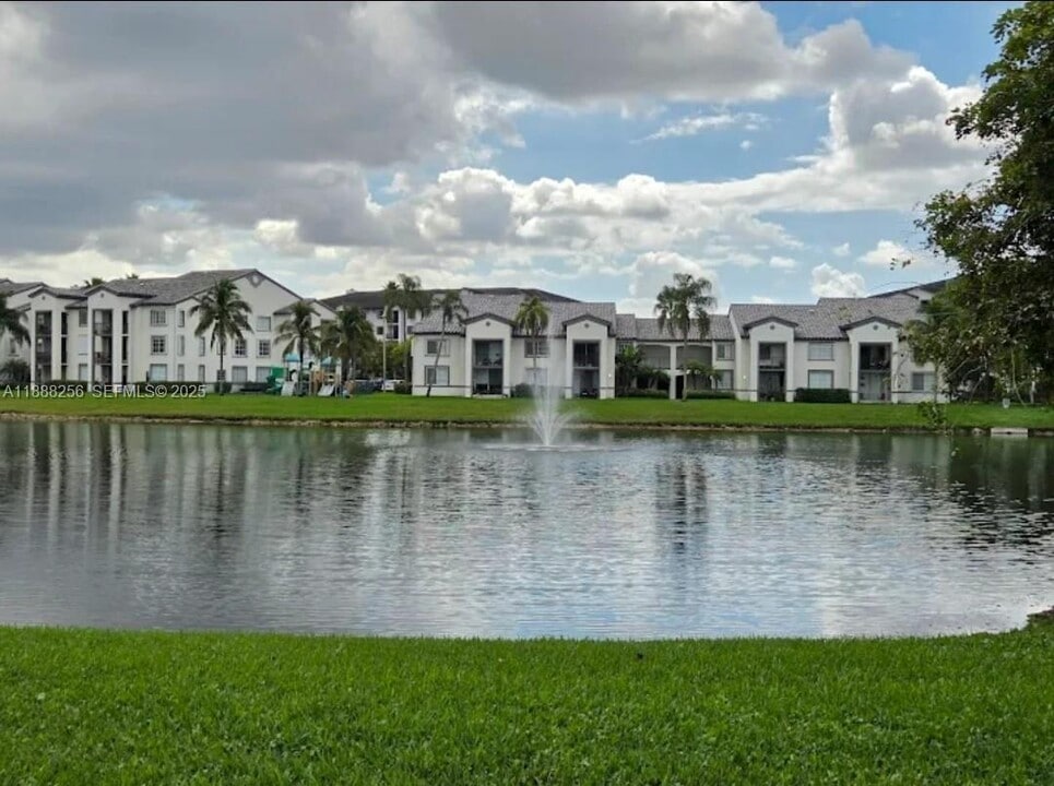 4520 NW 107th Ave in Doral, FL - Foto de edificio