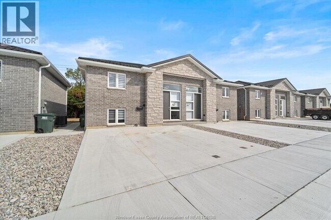 42 Maple St in Kingsville, ON - Building Photo - Building Photo