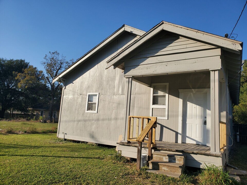 1109 Sherman St in Beaumont, TX - Building Photo