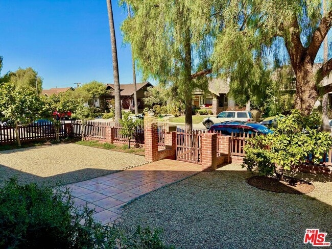 2130 W 29th Pl in Los Angeles, CA - Building Photo - Building Photo