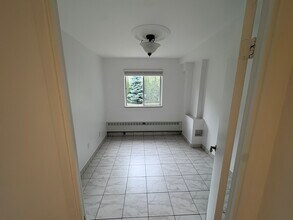1835 Bloor St in Mississauga, ON - Building Photo - Building Photo
