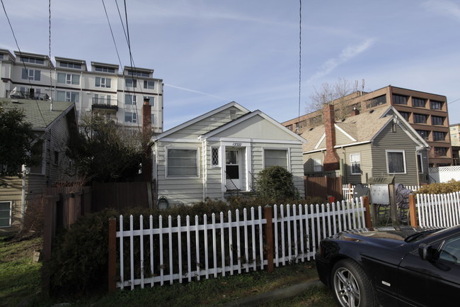 12327 32nd Ave NE in Seattle, WA - Foto de edificio - Building Photo