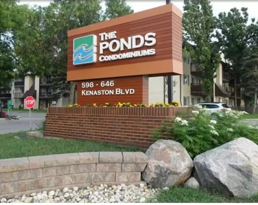 598 Kenaston Blvd in Winnipeg, MB - Building Photo