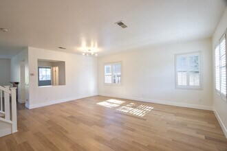 36329 Capri Dr in Winchester, CA - Foto de edificio - Building Photo