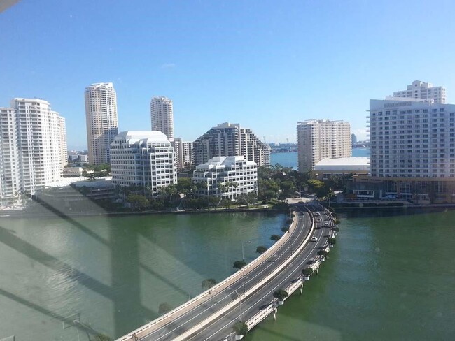 801 Brickell Bay Dr, Unit 1665 in Miami, FL - Foto de edificio - Building Photo