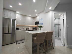 825 Brickell Bay Dr in Miami, FL - Building Photo - Building Photo