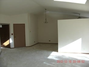 1665 Commodore Ct, Unit 8 in Schaumburg, IL - Building Photo - Building Photo