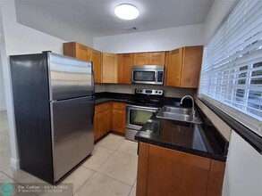 1599 NE 34th St in Oakland Park, FL - Foto de edificio - Building Photo