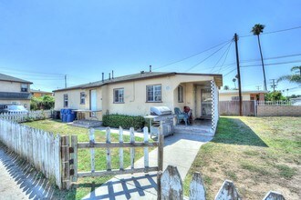 4014-4020 W 102nd St in Inglewood, CA - Foto de edificio - Building Photo