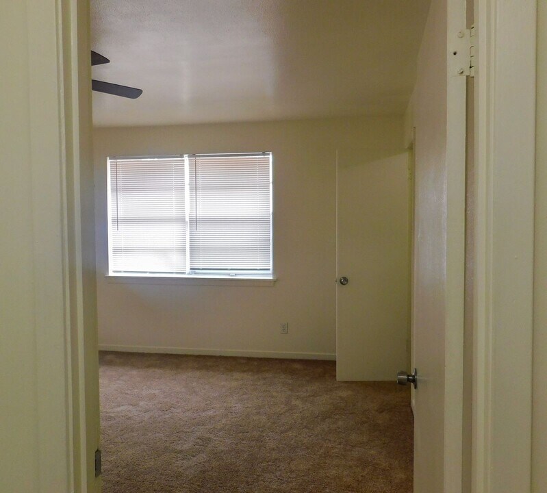 1311 21st St in Huntsville, TX - Foto de edificio