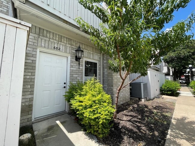 3800 Tanglewilde St in Houston, TX - Building Photo - Building Photo