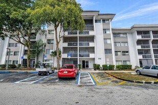 711 N Pine Island Rd, Unit 210 in Plantation, FL - Building Photo