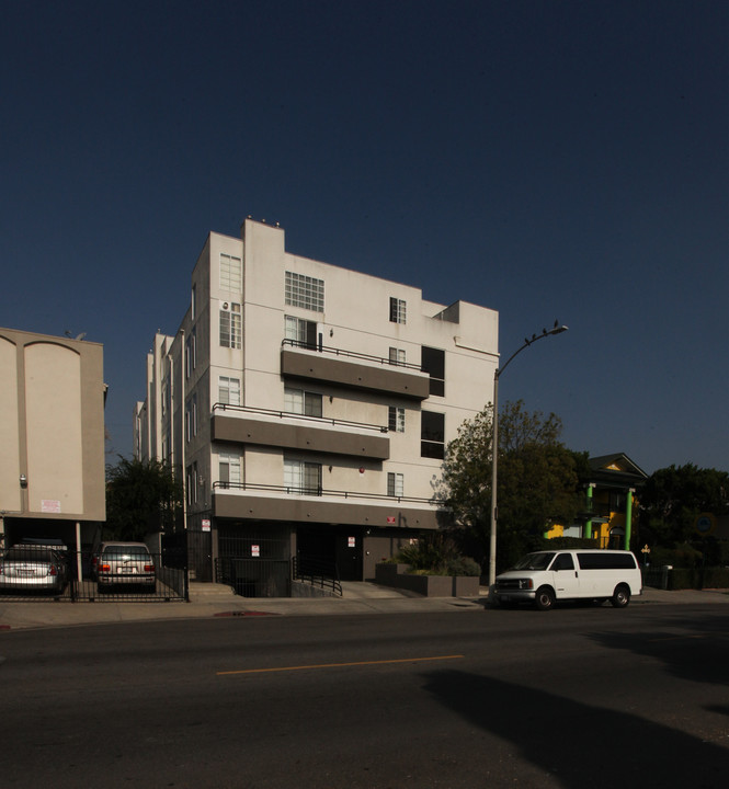 345 S Oxford Ave in Los Angeles, CA - Building Photo