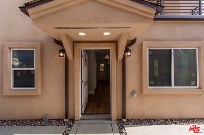 2210 S Harcourt Ave in Los Angeles, CA - Building Photo - Building Photo