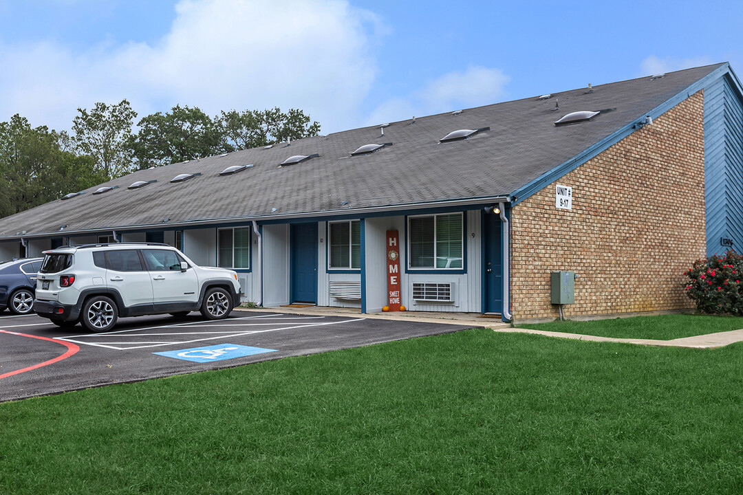 Kings Lofts in Mansfield, TX - Building Photo