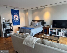 200 Locust St in Philadelphia, PA - Building Photo - Building Photo