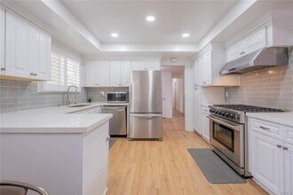 23100 Mulholland Dr in Los Angeles, CA - Building Photo - Building Photo