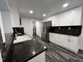 405 NE Denver St-Unit -A in Albany, OR - Building Photo - Building Photo