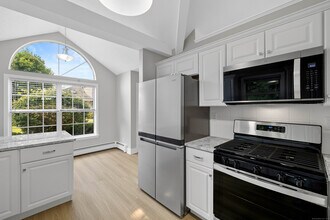96 Jones Hill Rd in West Haven, CT - Building Photo - Building Photo