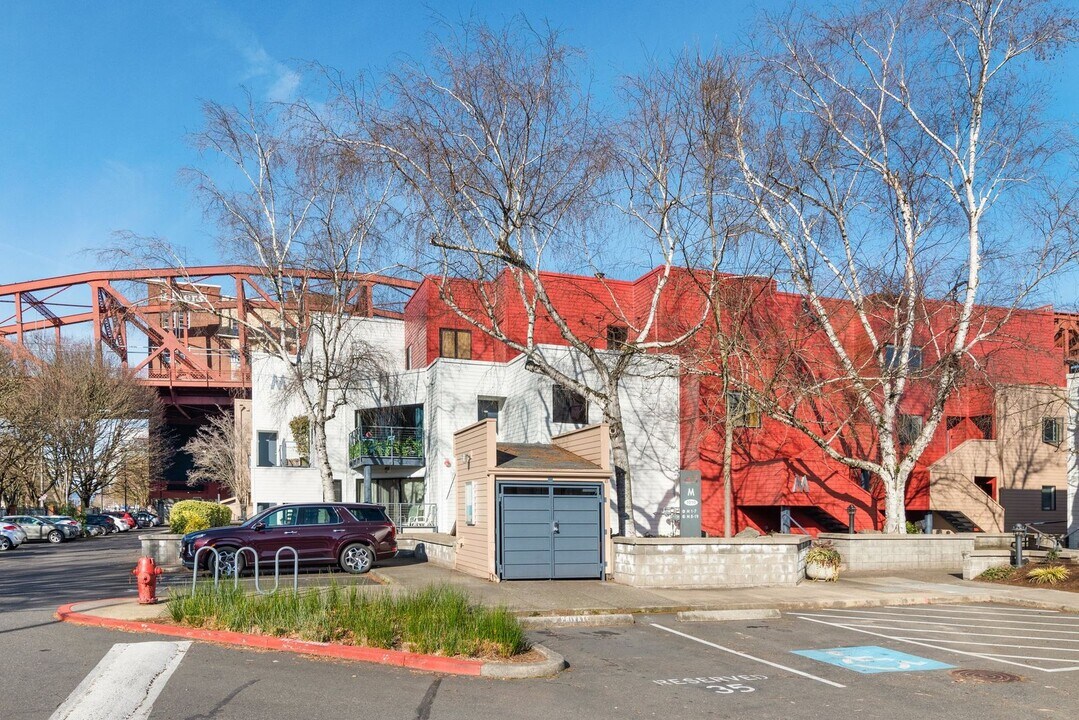 1010 NW Naito Pkwy in Portland, OR - Building Photo