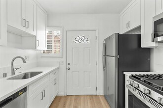 11110 Charnock Rd in Los Angeles, CA - Building Photo - Building Photo